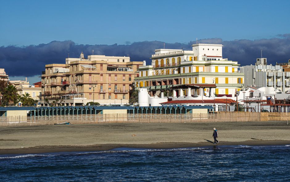 Falso allarme strage a Ostia: le implicazioni legali e i nuovi protocolli per la sicurezza scolastica