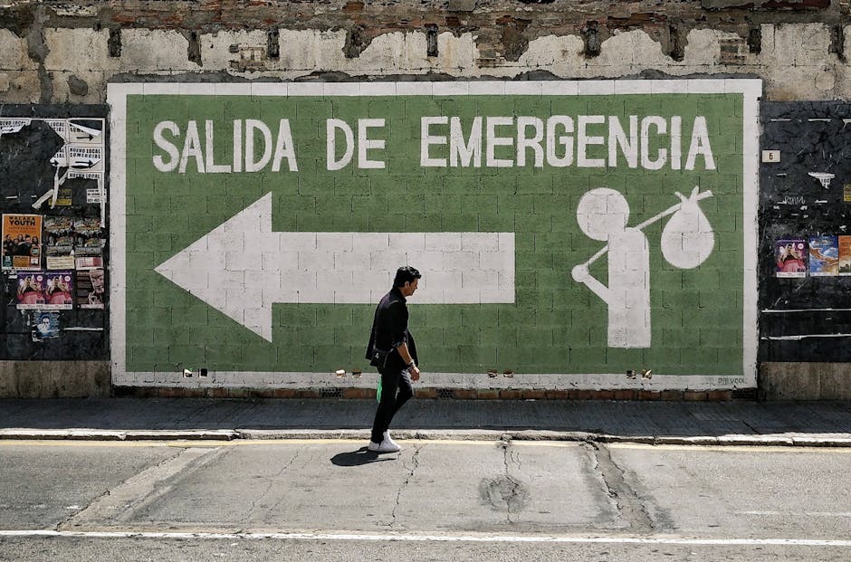 Metafora visiva: studente che lascia la scuola, freccia di uscita di emergenza. Piattaforme online per ripetizioni come alternativa.