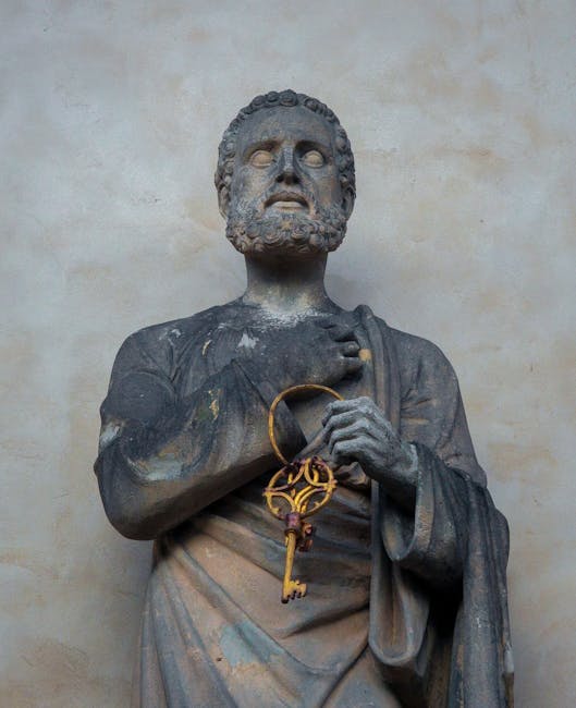 Statua di San Pietro con chiave dorata simbolo del papato e della storia europea, riflessi di eventi chiave nella tappa europea.