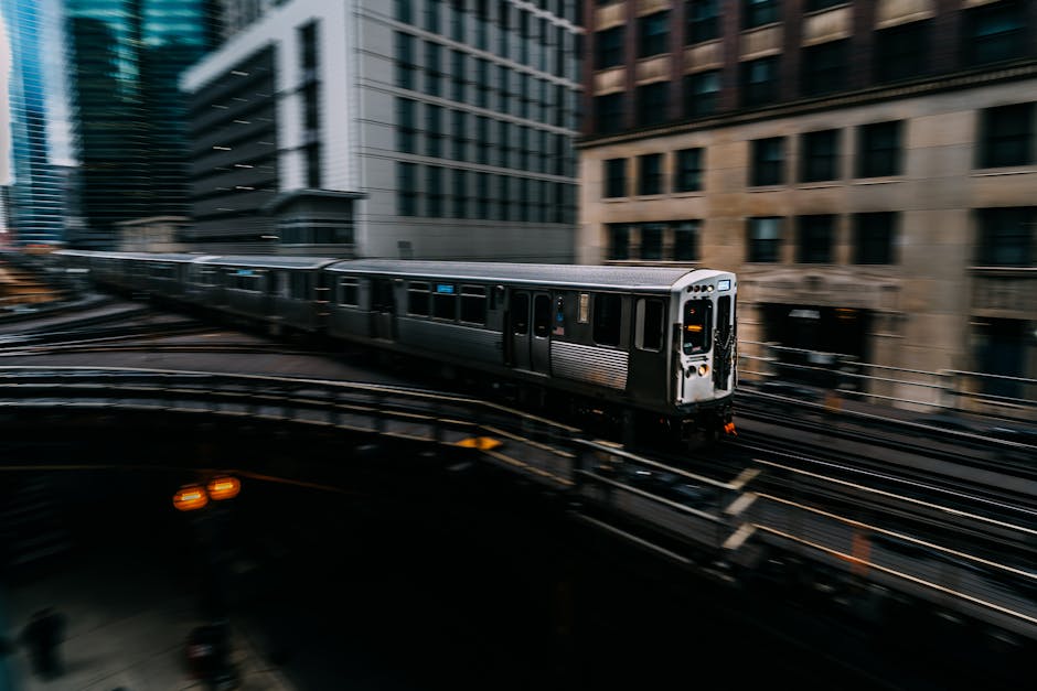 Treno in movimento a Chicago, metafora del debito pubblico che influenza l'economia con velocità e direzione, impatto sul futuro finanziario.