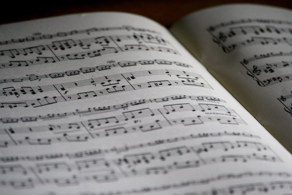 Partitura musicale aperta, note su pentagramma per approfondimento sulla musica sacra e promozione musicale secondo Corrado Augias.