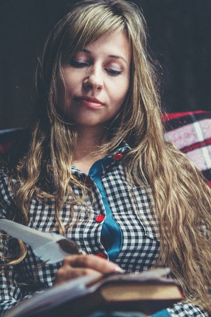 Donna che scrive con penna d'oca, ispirata dall'opera di Virgilio, riflessione sull'unicità letteraria e il viaggio nel tempo.