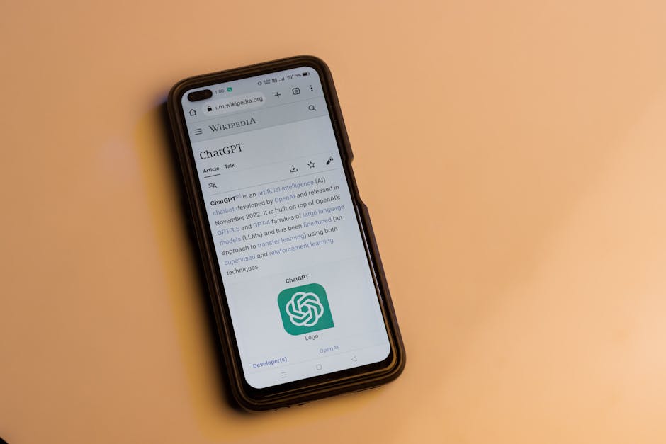Smartphone che mostra la pagina Wikipedia di ChatGPT, strumento di intelligenza artificiale per l'innovazione educativa su UNICA.
