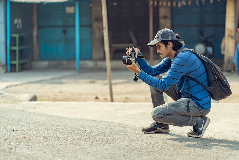 Giovane fotografo studente cattura immagini per mostra d'arte, talento giovanile in esposizione, espressione artistica studentesca