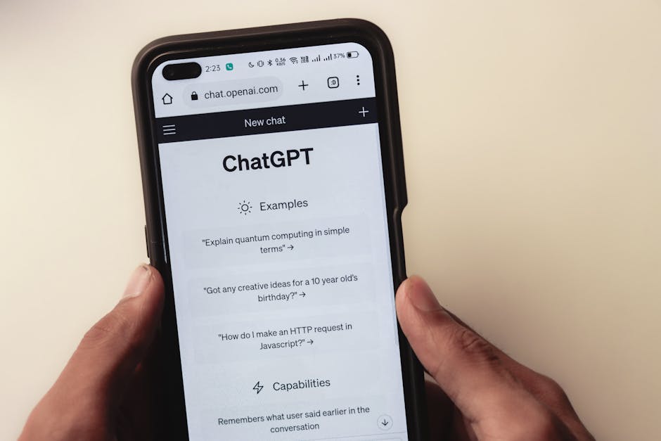 Smartphone che mostra ChatGPT, esempio di intelligenza artificiale e trasformazione sociale con nuove opportunità di lavoro