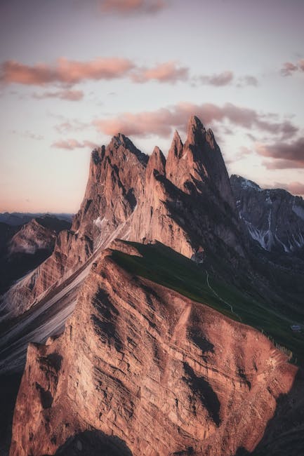 Immagine delle Dolomiti al tramonto, simbolo della resistenza e della lotta contro le politiche CGIL durante le manifestazioni del 3 ottobre.