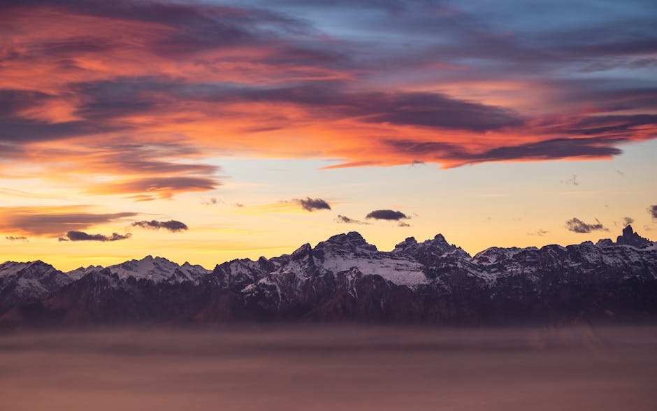 Paesaggio montano innevato all'alba, metafora delle sfide e opportunità nel sistema scolastico italiano e integrazione