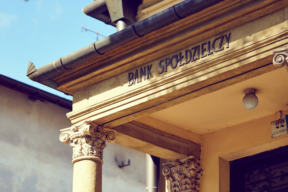 Facciata di una banca polacca con l'insegna Bank Spoldzielczy, esempio di istituzione finanziaria in Europa e nel mondo.