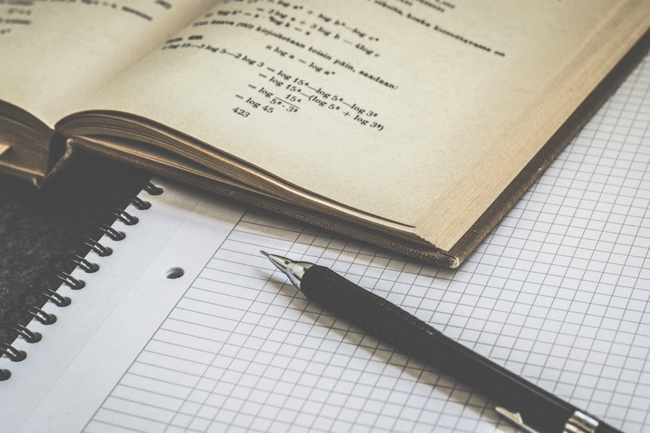 Esercizi di algebra per scuola media: libro aperto con formule, quaderno a quadretti e penna stilografica per studiare algebra.