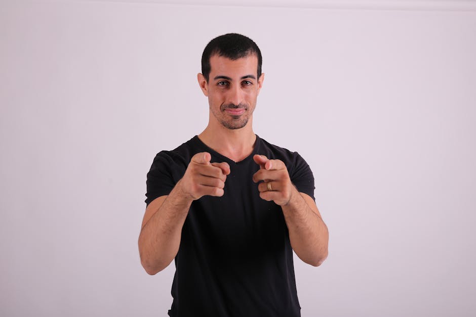 Uomo che indica lo spettatore, simbolo di responsabilità e conformità alle normative finanziarie per il successo aziendale.