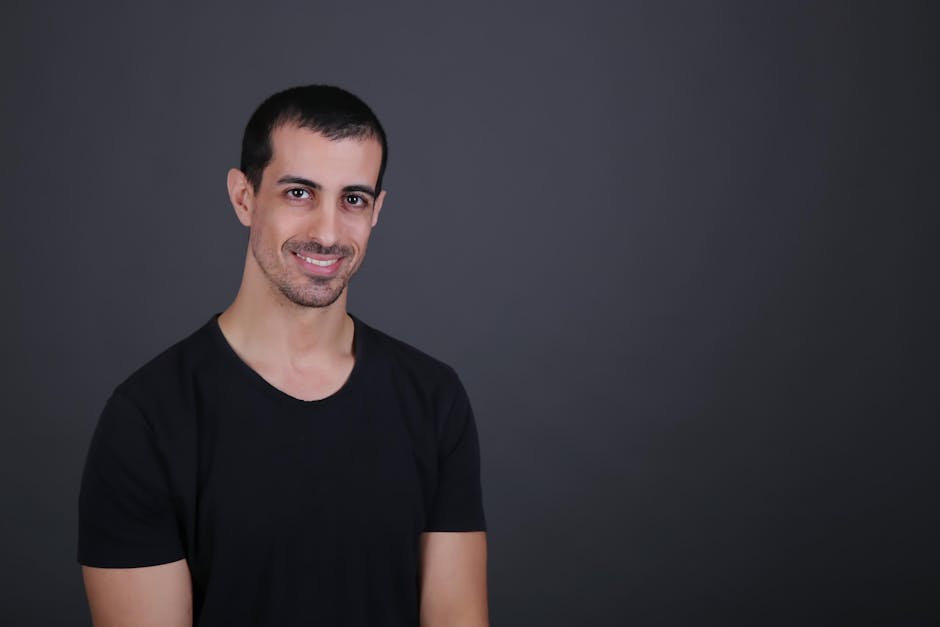 Ritratto di un professionista sorridente che incarna un approccio differenziante nel mondo del lavoro e la professionalità unica.