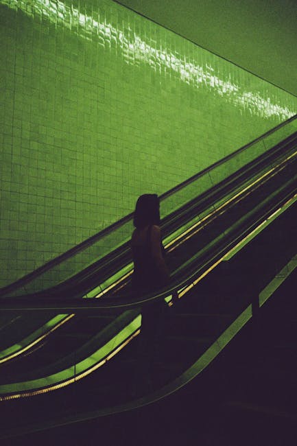 Donna su scala mobile verde, metafora del percorso emotivo di Ambra nel film coinvolgente a un metro dal traguardo.