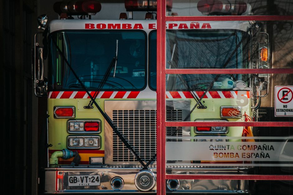 Allarme bomba a scuola: l'evacuazione di massa ad Arezzo e la gestione della bufala via mail