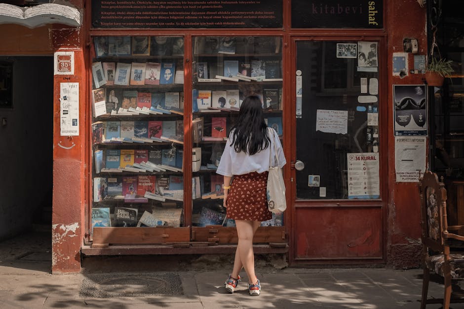 Donna di spalle guarda vetrina piena di libri in libreria vintage, stimare tempo di lettura e scelta libri
