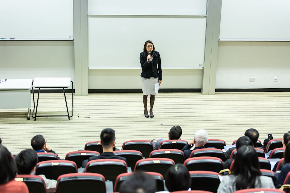 Professoressa tiene una lezione sulla salute a scuola, promuovendo l'educazione sanitaria settimanale come suggerito dal professor Garattini.