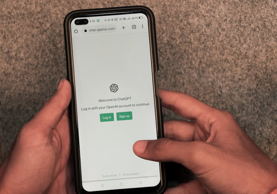 Giovane usa ChatGPT su smartphone: intelligenza artificiale generativa sempre più diffusa tra i giovani italiani, esempio di accesso e utilizzo.