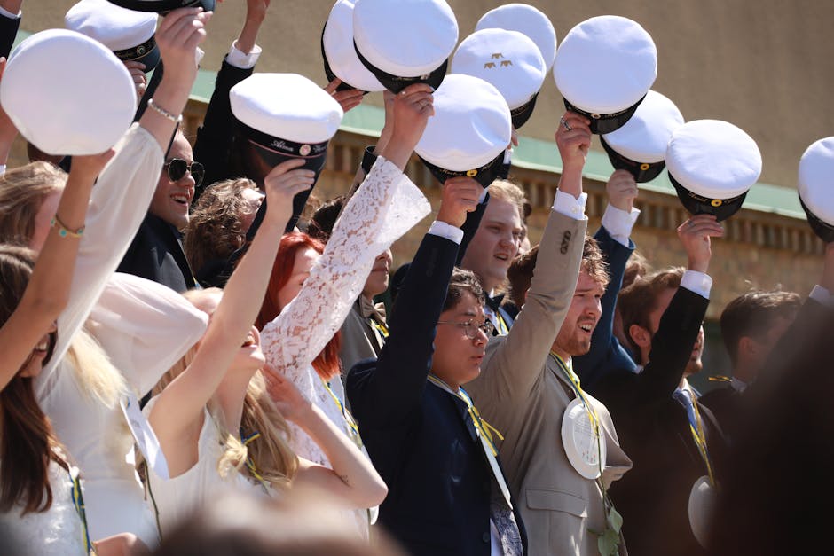 Cerimonia di diploma all'Accademia Militare: studenti celebrano con i cappelli, simbolo di futuro e innovazione nel percorso formativo.