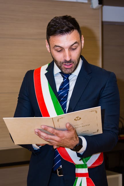 Sindaco con fascia tricolore legge documento ufficiale durante gli ErasmusDays 2025 in Italia, evento globale con oltre 550 iniziative.