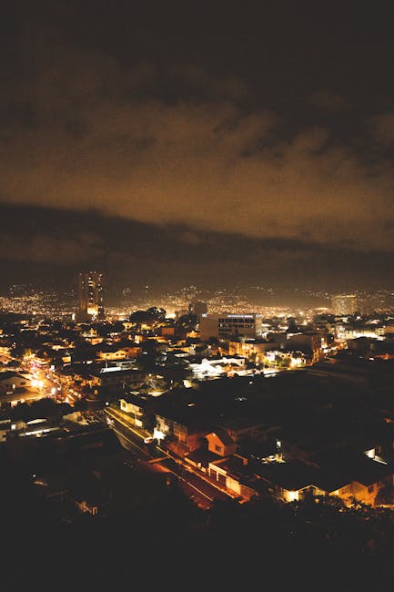 Panoramica notturna di una città illuminata, ideale per illustrare le opportunità di ricerca nei laboratori di biotecnologie per licei