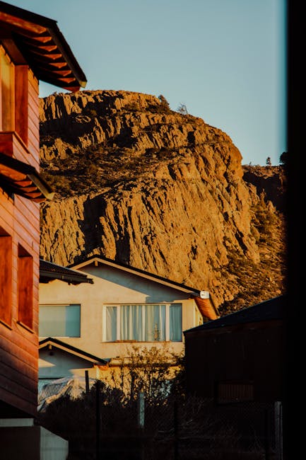 Paesaggio montano con case, immagine evocativa per articolo su supplenze ATA e flessibilità incarichi a scuola.