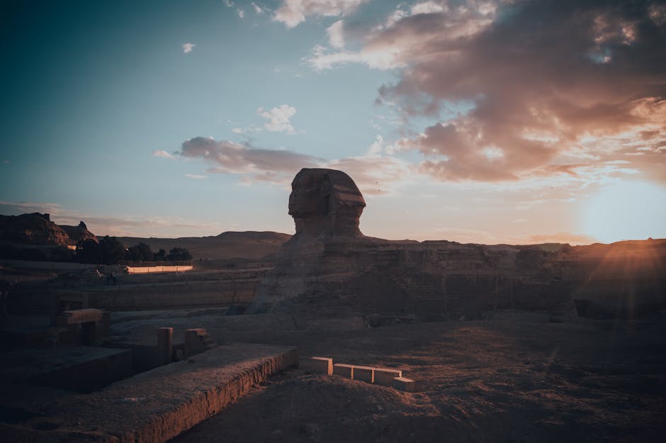 La Sfinge di Giza al tramonto: un simbolo millenario di storia e mitologia egizia, evocativo del fascino dell'antichità e dei suoi misteri.