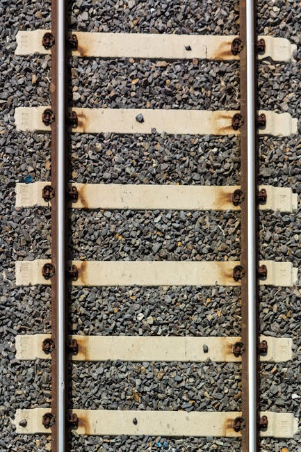 Binari del treno visti dall'alto, esempio visivo di retta orientata e sua applicazione pratica nel trasporto ferroviario.