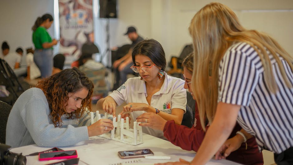 Insegnanti collaborano a un progetto pratico durante un workshop di strategie educative innovative per un apprendimento efficace