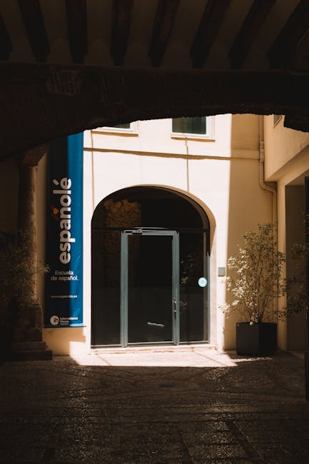 Scuola di spagnolo all'estero, banner 'españolé' e ingresso con porta a vetri. Bando INPS per soggiorni studio e corsi di lingua.