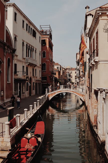 Canale veneziano con gondola e ponte, riflesso dell'architettura storica italiana, in riferimento agli articoli della Costituzione.