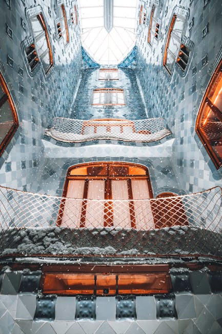 Interno di un edificio storico con balconi e finestre, illuminato dalla luce naturale, che evoca l'innovazione della Sesta Crociata.