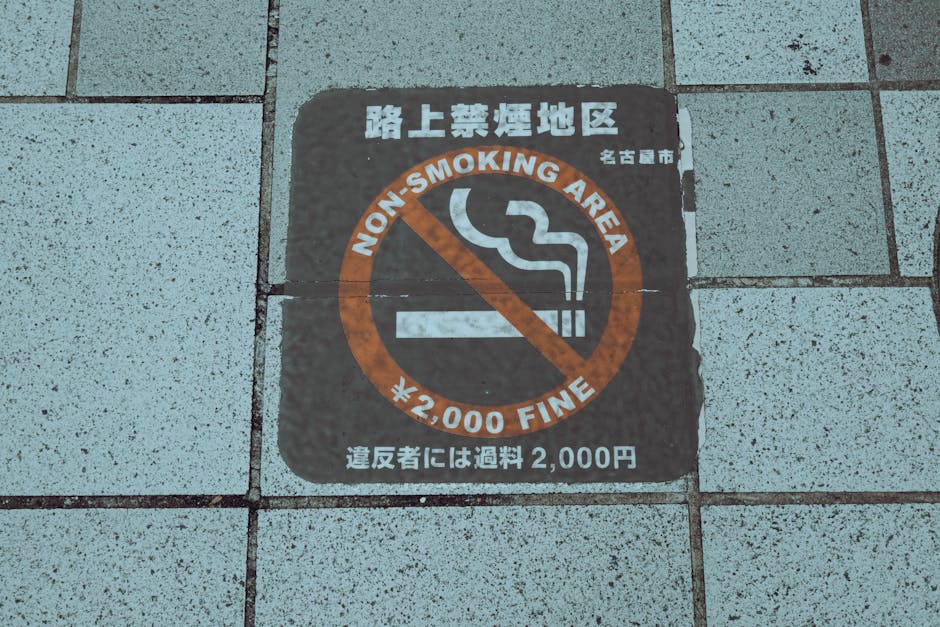Cartello divieto di fumo in Giappone con multa di 2000 yen, simbolo di restrizioni e sanzioni legali come la nuova normativa UK