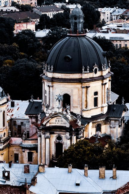 Veduta aerea della Cattedrale di San Giorgio a Leopoli, simbolo della città che accoglie gli studenti ucraini grazie al supporto abruzzese.