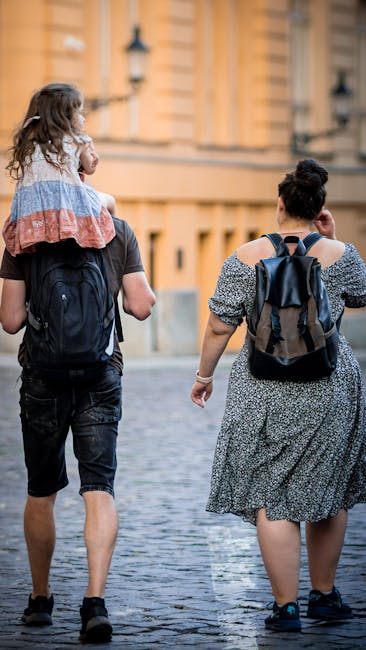 Famiglia con zaini a Novara: padre con figlia sulle spalle e madre, esempio di autonomia infantile e genitorialità responsabile