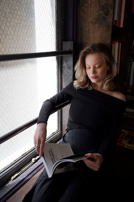 Donna legge poesia siciliana alla finestra, promuovendo cultura e pace attraverso la lingua e la letteratura locale. Atmosfera intima e riflessiva.