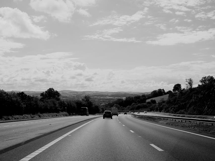 Autostrada con auto in lontananza, cielo nuvoloso. Immagine illustrativa per calcolare lo spazio di frenata e guidare in sicurezza.