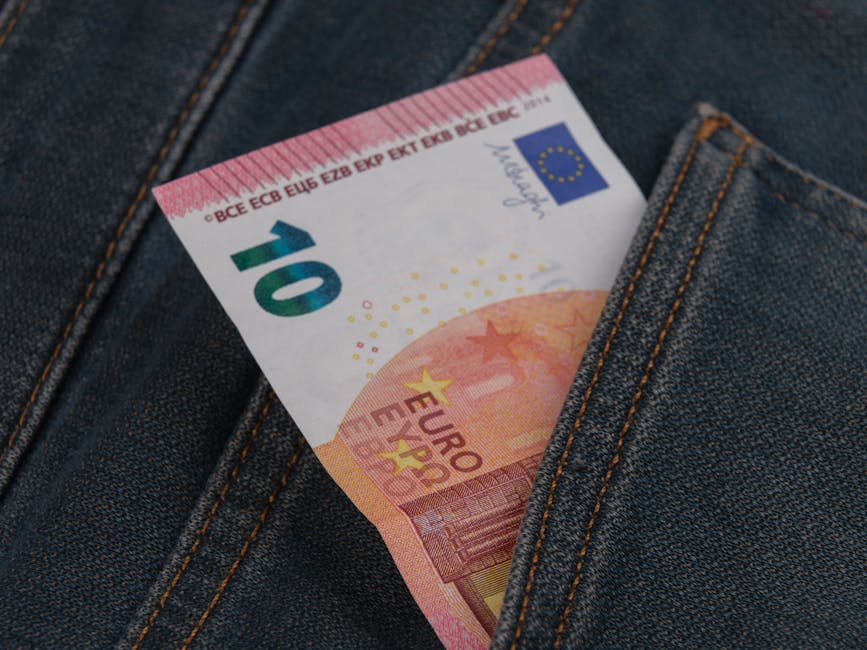 Banconota da 10 euro nel taschino dei jeans, simbolo della perdita di potere d'acquisto dei docenti e delle proposte ANIEF per il riallineamento salariale.