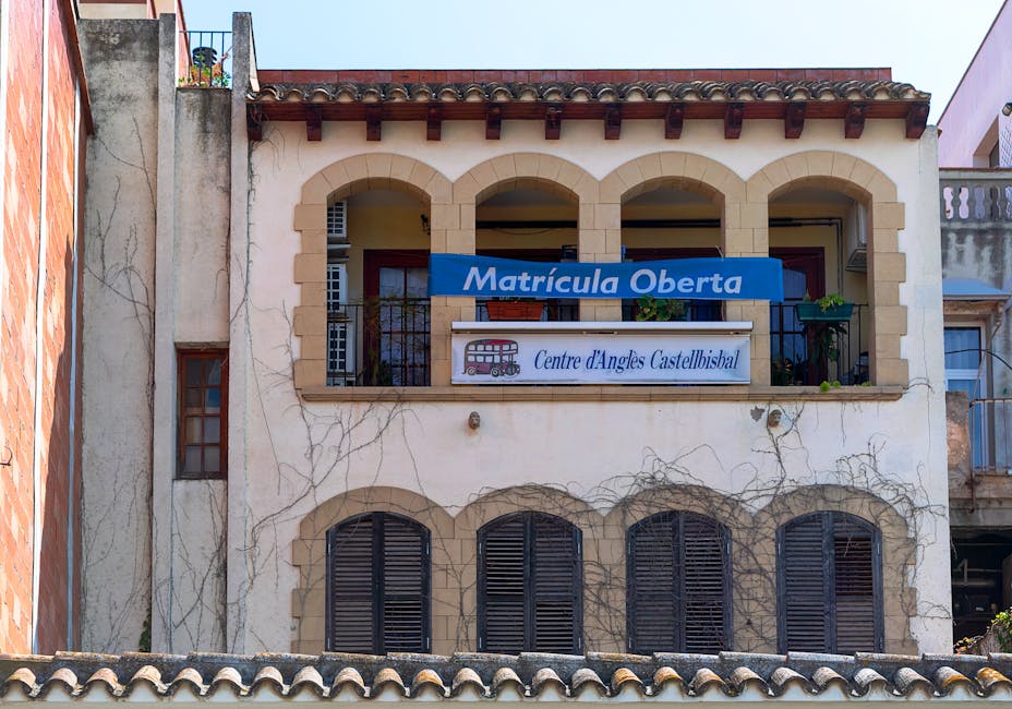 Iscrizioni scolastiche 2026/27: scuola di lingue con cartello 'Matricula Oberta' (iscrizioni aperte) a Castellbisbal, Spagna.
