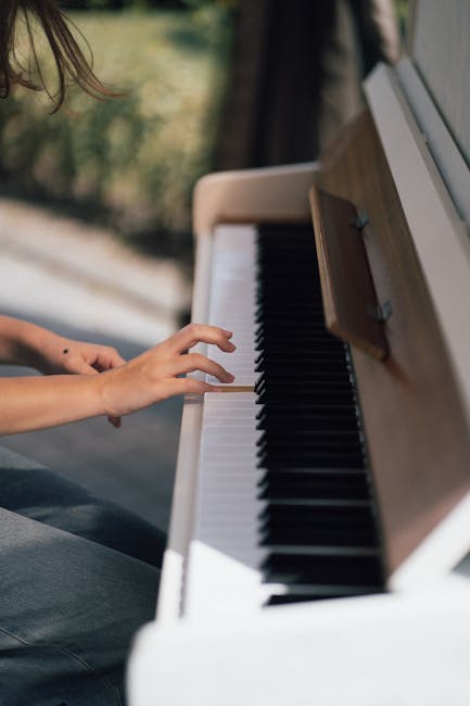 Mani che suonano il pianoforte bianco, esplorando ritmo e note musicali, viaggio sonoro attraverso la tastiera e l'armonia.
