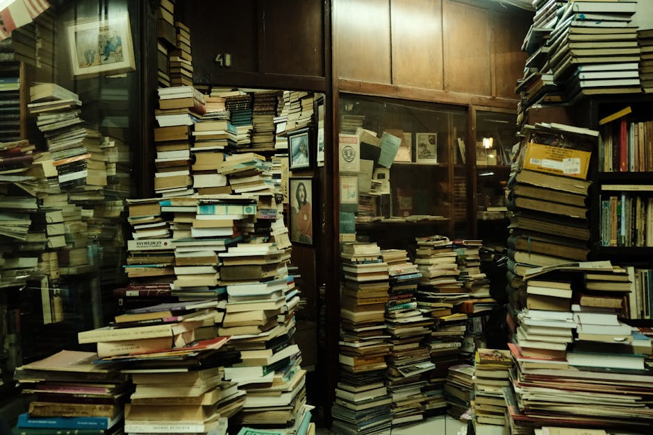 Libreria antica con pile di libri usati, metafora di storie avvincenti nascoste come il soprannome Anneao, atmosfera vintage e culturale.