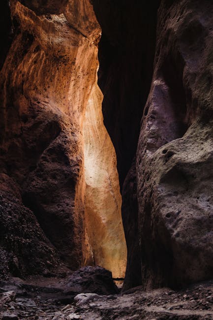 Gola rocciosa illuminata dal sole, metafora del viaggio interiore in '100 Anni di Solitudine' e della scoperta di Macondo.