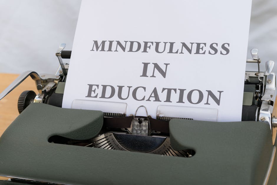 Macchina da scrivere con foglio 'Mindfulness in Education', importanza formazione e aggiornamento continuo nel settore scolastico
