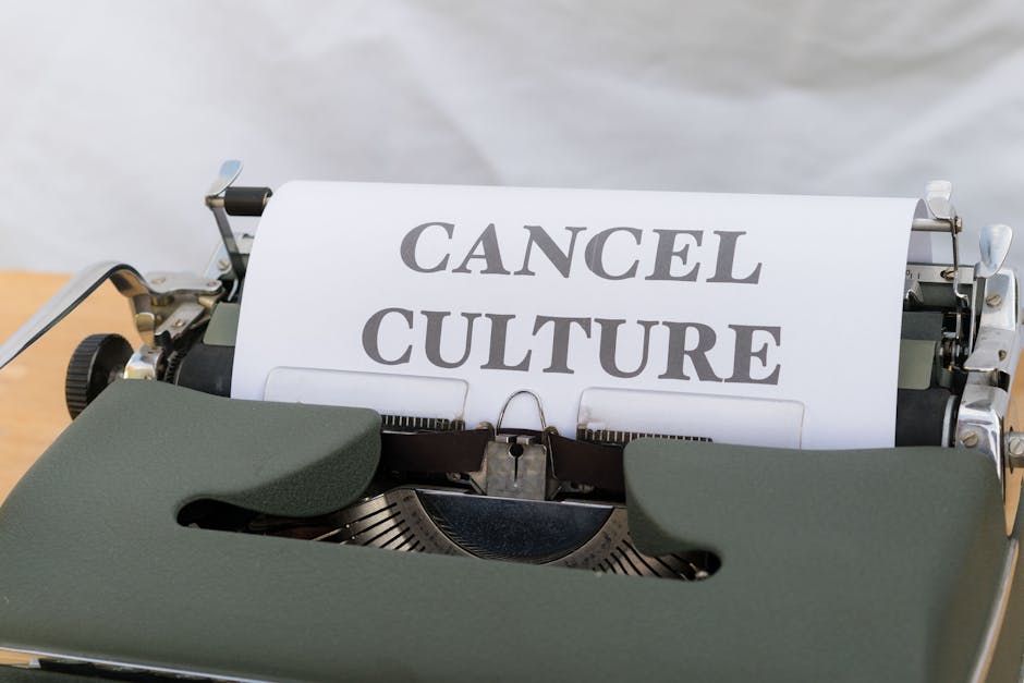 Macchina da scrivere con la scritta Cancel Culture, metafora delle critiche a Schettini e all'uso dei social media nell'istruzione