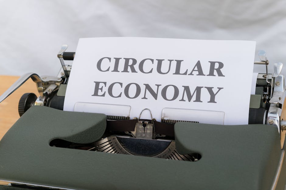 Macchina da scrivere vintage con foglio 'Circular Economy', focus su formazione ITS Green Specialist e economia circolare in Italia