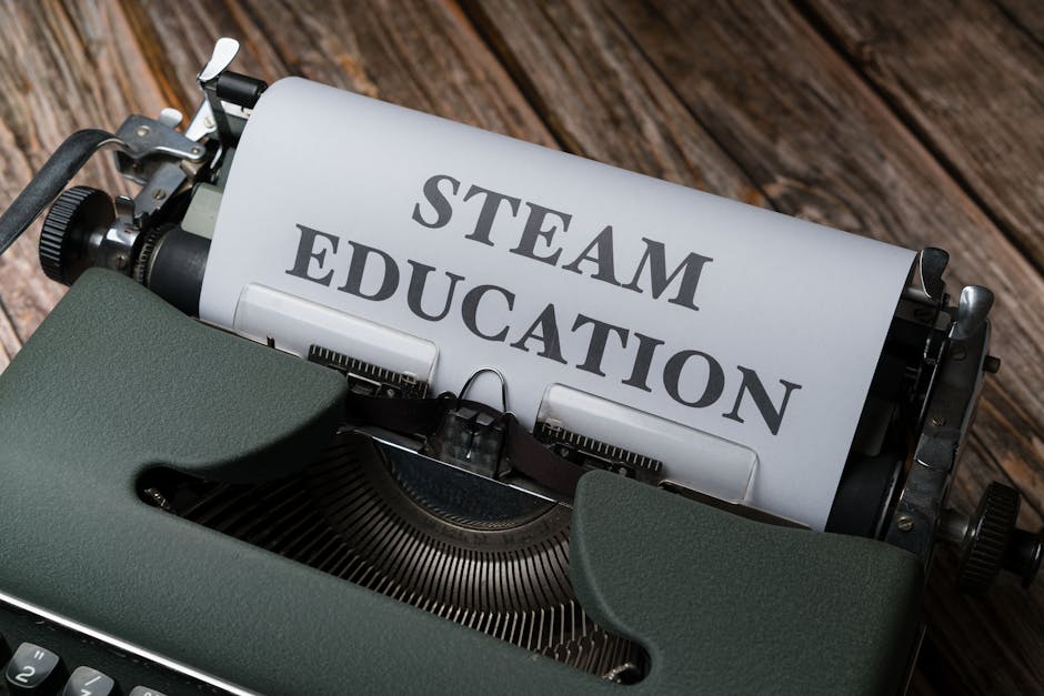 Macchina da scrivere vintage con foglio STEAM Education, concetto di apprendimento interdisciplinare e progetti innovativi