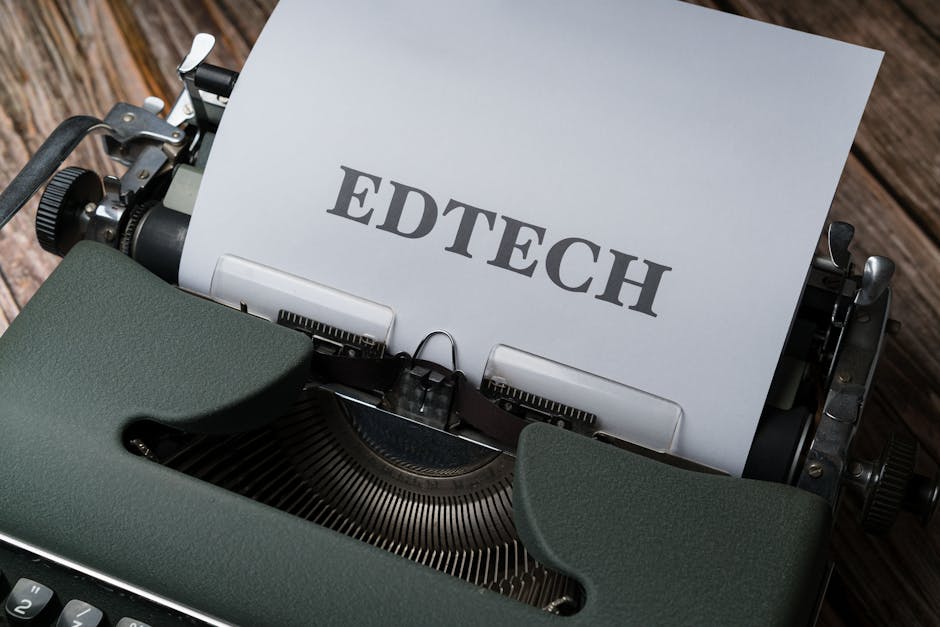 Macchina da scrivere vintage con la parola EDTECH, che rappresenta l'innovazione tecnologica nell'istruzione e il Flipped Classroom.