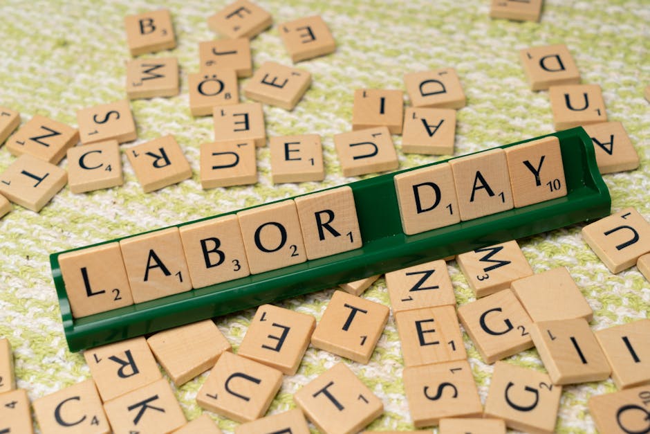 Tessere Scrabble che compongono la scritta Labor Day, simbolo della precarietà lavorativa e delle difficoltà di continuità educativa