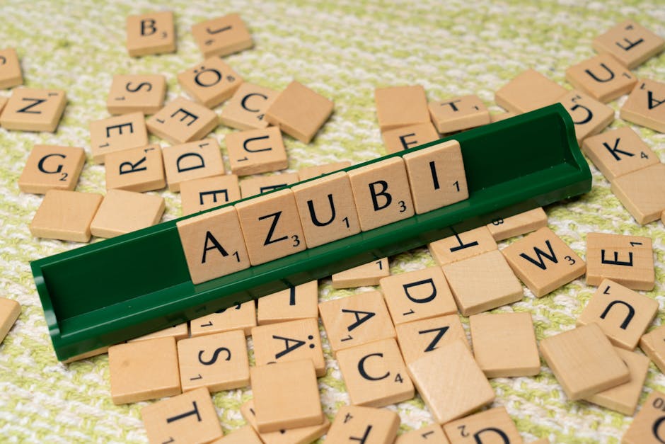 Tessere di Scrabble con la parola AZUBI, metafora per costruire una carriera di successo e scoprire nuove opportunità professionali.