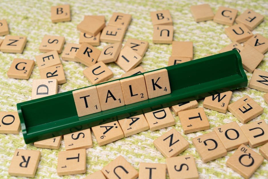 Imparare l'inglese a Napoli: la parola 'TALK' con tessere di Scrabble, simbolo di conversazione e pratica linguistica con madrelingua.