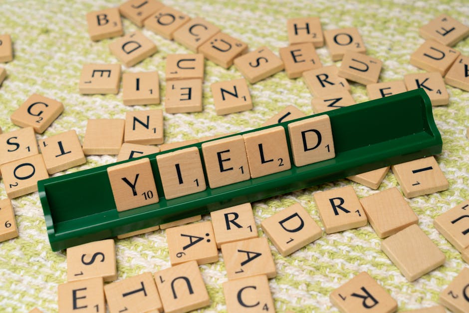 Parola YIELD (rendimento) con tessere di Scrabble: concetto di Return on Investment e massimizzazione dei guadagni