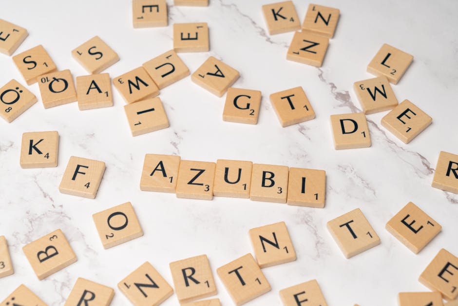 Formazione continua insegnanti: tessere di Scrabble con lettere sparse che formano la parola AZUBI, simbolo di apprendimento e crescita